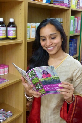 Kavita Garg consulte une brochure de produits ayurvdiques
